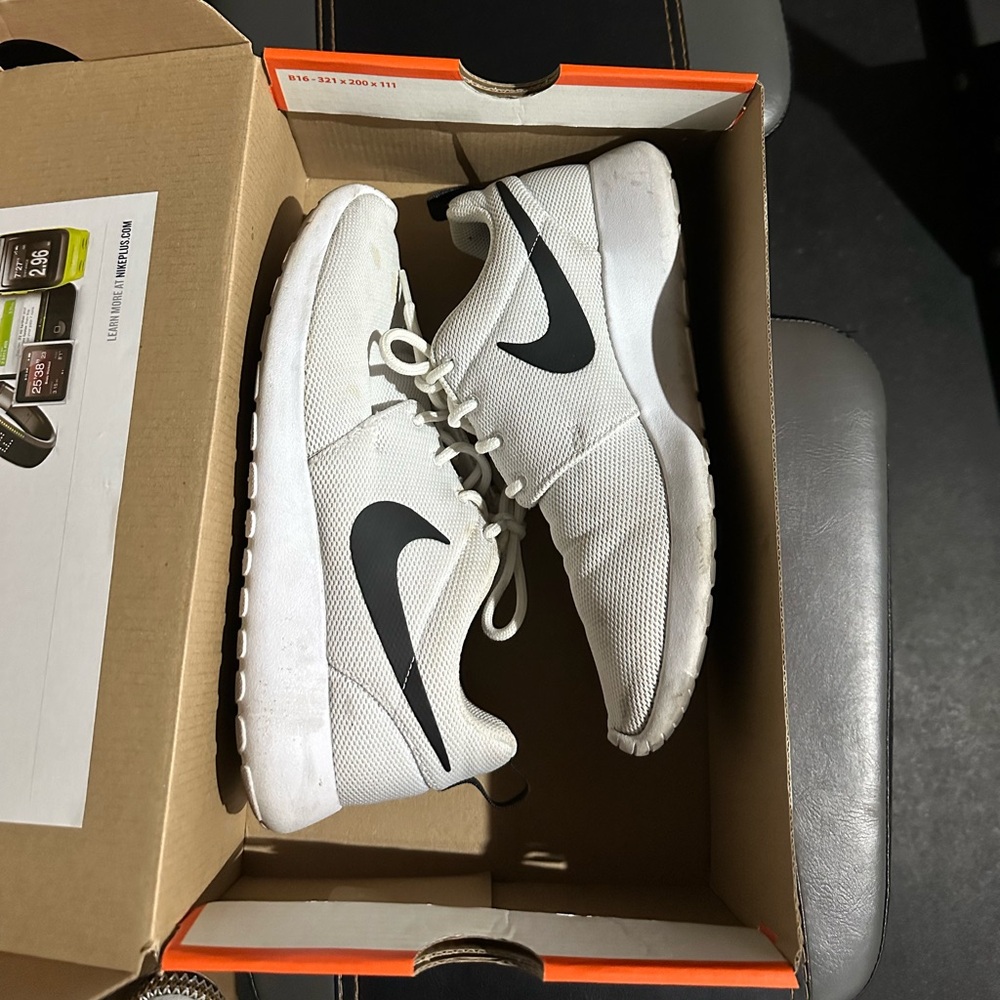 Nike Women’s White Roshes with Black Swoosh